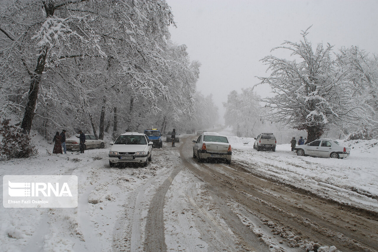 برف و کولاک راه ارتباطی ۲۰۰ روستای مازندران را بست