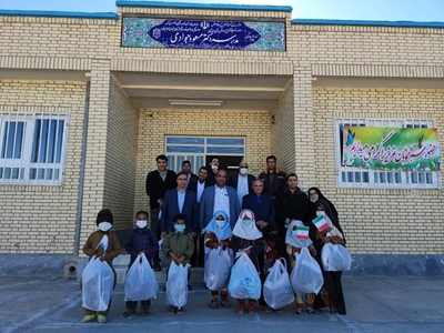 توزیع البسه گرم بین دانش آموزان مدرسه دکتر جوادی روستای چشمه زیارت شهرستان زاهدان