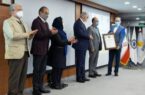 اعطای لوح تقدیر جایزه مسئولیت اجتماعی مدیریت به بیمه «ما»
