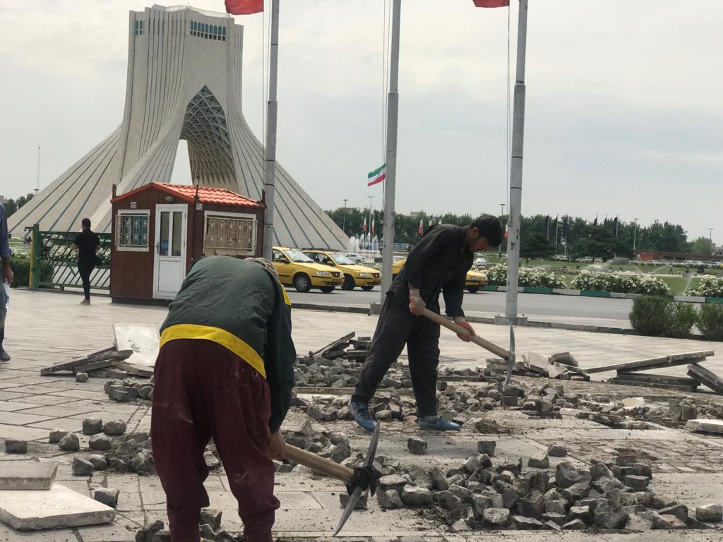 تصرف و تخریب سنگ‌فرش پارکینگ اختصاصی برج آزادی تهران