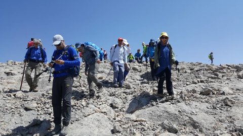 گزارش تصویری/ صعود تیم کوهنوردی حسابداران به قله شاهان‌کوه اصفهان