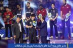 مدیر عامل بیمه آسیا جایزه ارزشمندترین بازیکن مسابقات والیبال قهرمانی آسیا را اهدا کرد