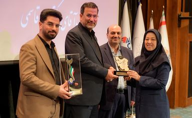 تجلیل از مدیرعامل بانک پاسارگاد بهعنوان یکی از رهبران اقتصادی موفق کشور و اهدا نشان ملی حکمت به این بانک