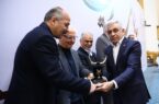 تندیس زرین جایزه ملی مدیریت مالی ایران در سال ۱۴۰۳ به بانک ملت اهدا شد تندیس زرین جایزه ملی مدیریت مالی ایران در سال ۱۴۰۳ به بانک ملت اهدا شد