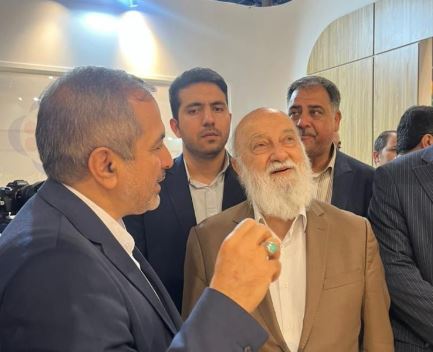 بازدید دکتر مهدی چمران، رئیس شورای اسلامی شهر تهران، از غرفه موسسه اعتباری ملل، در نمایشگاه بینالمللی مشهد