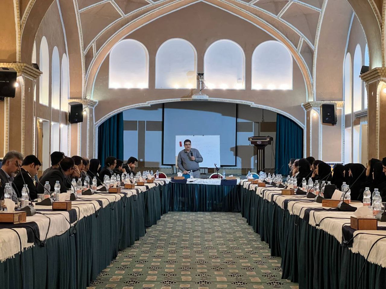 برگزاری دوره آموزشی بازاریابی درون شعبه ای در بانک ایران زمین