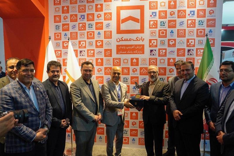 پرنده «تندیس کیش اینوکس ۲۰۲۵» بر شانههای بانک مسکن نشست