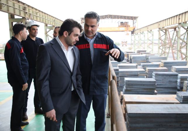 بازدید عضو هیئت مدیره شرکت فولاد اکسین خوزستان از نواحی مختلف کارخانه و روند تعمیرات خط تولید