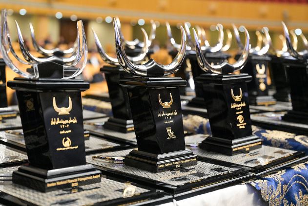 اهدا تندیس زرین شانزدهمین دوره «جایزه ملی مدیریت مالی ایران» به بانک پاسارگاد