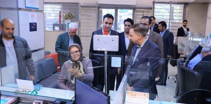 گفتگو مدیرعامل بانک دی با مشتریان بیمه دی در شرایط جنگی