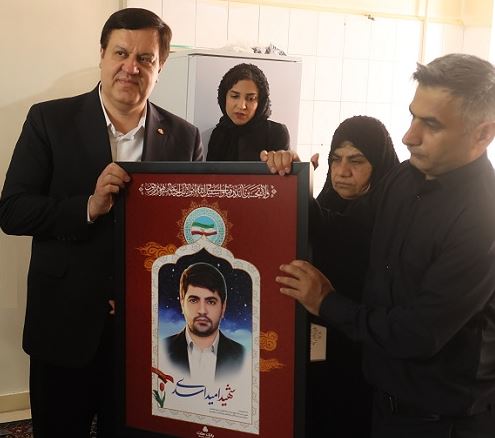 دیدار مدیرعامل بانک ملت با خانواده شهید امید اسدی، از کارکنان شهید بانک در جنگ رمضان