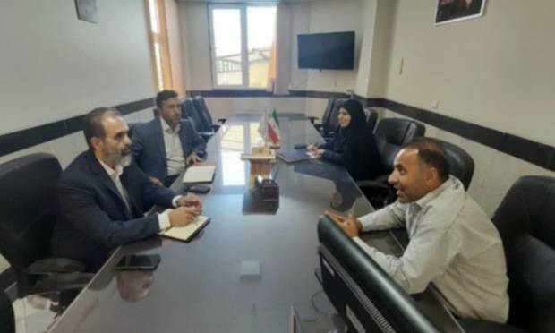 دیدار مدیر بیمه دی در اصفهان از جانباز ۷۰ درصد و خانواده شهدای تیران و کرون