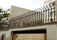 راهنمای جامع بررسی قیمت حفاظ دیوار حیاط در سال ۱۴۰۵ + جدول هزینه ها